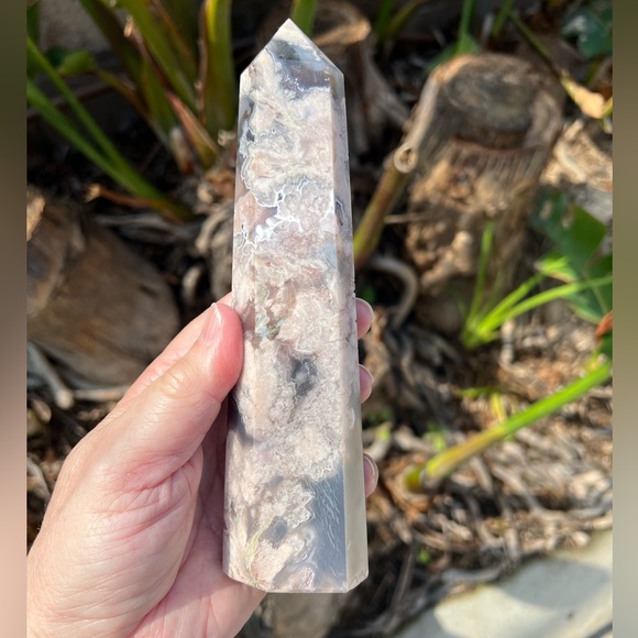 Black Flower Agate Tower - Picture 9 of 11